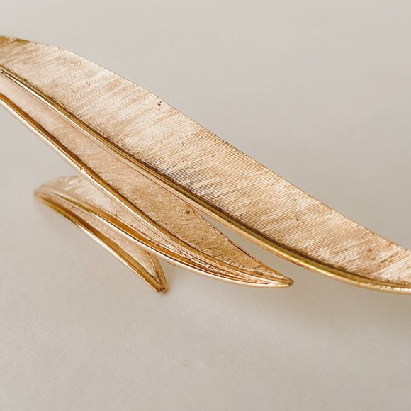 Crown Trifari Vintage Gold Tone Abstract Sleek Leaf Line Ribbon Textured Brooch - Picture 5 of 9